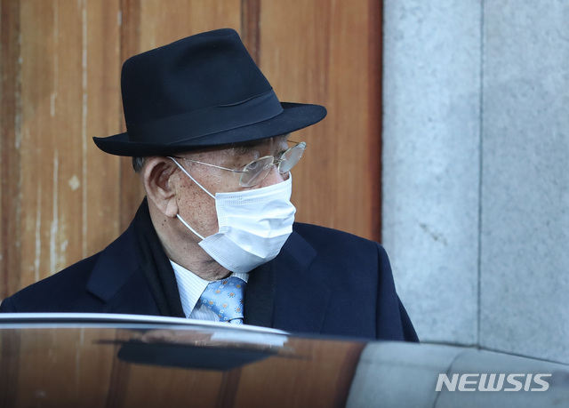 [서울=뉴시스] 조수정 기자 = 회고록을 통해 '5·18 당시 광주 상공에서 헬기 사격을 목격했다'는 고 조비오 신부의 명예를 훼손한 혐의로 기소된 전직 대통령 전두환 씨가 광주지방법원에서 열리는 1심 선고 공판에 출석하기 위해 30일 오전 서울 연희동 자택을 나서고 있다. 2020.11.30. chocrystal@newsis.com