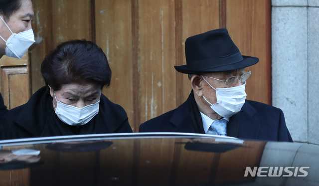 [서울=뉴시스] 조수정 기자 = 회고록을 통해 '5·18 당시 광주 상공에서 헬기 사격을 목격했다'는 고 조비오 신부의 명예를 훼손한 혐의로 기소된 전직 대통령 전두환 씨가 광주지방법원에서 열리는 1심 선고 공판에 출석하기 위해 30일 오전 서울 연희동 자택을 나서며 자신을 비난하는 유튜버를 바라보고 있다. 왼쪽은 부인 이순자 씨.2020.11.30. chocrystal@newsis.com