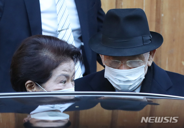 [서울=뉴시스] 조수정 기자 = 회고록을 통해 '5·18 당시 광주 상공에서 헬기 사격을 목격했다'는 고 조비오 신부의 명예를 훼손한 혐의로 기소된 전직 대통령 전두환 씨가 광주지방법원에서 열리는 1심 선고 공판에 출석하기 위해 30일 오전 서울 연희동 자택을 나서고 있다. 왼쪽은 부인 이순자 씨. 2020.11.30.&nbsp; chocrystal@newsis.com