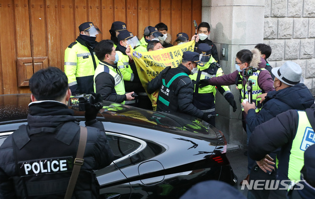 [서울=뉴시스] 조수정 기자 = 회고록을 통해 '5·18 당시 광주 상공에서 헬기 사격을 목격했다'는 고 조비오 신부의 명예를 훼손한 혐의로 기소된 전직 대통령 전두환 씨가 광주지방법원에서 열리는 1심 선고 공판에 출석하기로 예정된 30일 오전 서울 연희동 자택 앞에서 집회신고 장소를 벗어난 한 집회신고자가 경찰에 제지당하고 있다. 2020.11.30. chocrystal@newsis.com