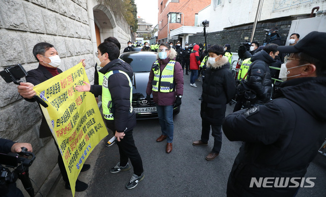 [서울=뉴시스] 조수정 기자 = 회고록을 통해 '5·18 당시 광주 상공에서 헬기 사격을 목격했다'는 고 조비오 신부의 명예를 훼손한 혐의로 기소된 전직 대통령 전두환 씨가 광주지방법원에서 열리는 1심 선고 공판에 출석하기로 예정된 30일 오전 서울 연희동 자택 앞에서 집회신고 장소를 벗어난 한 집회신고자가 경찰에 제지당하고 있다. 2020.11.30.&nbsp; chocrystal@newsis.com