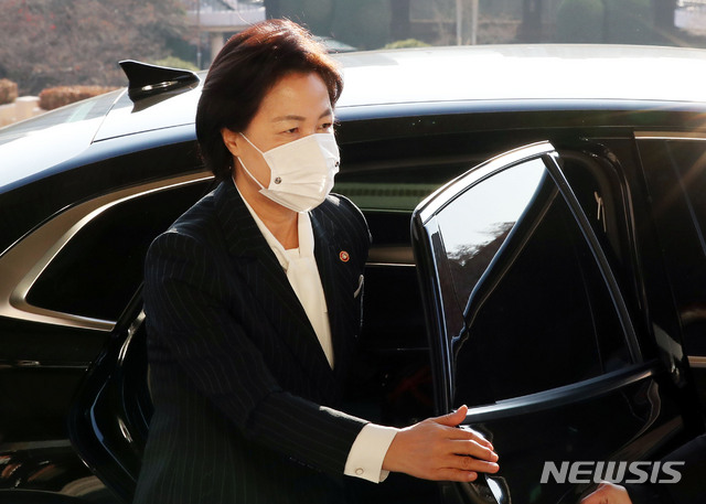 [과천=뉴시스] 박주성 기자 = 추미애 법무부 장관이 30일 오전 경기도 정부과천청사 법무부로 출근하고 있다. 2020.11.30. park7691@newsis.com