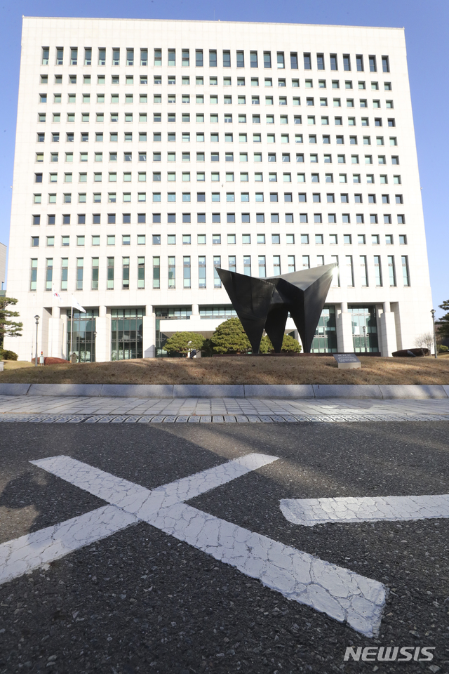 [서울=뉴시스]최진석 기자 = 서울행정법법원의 윤석열 검찰총장의 직무배제에 대한 비공개 심문이 예정된 30일 서울 서초구 대검찰청 내부 도로에 교통 관련 표시가 보이고 있다. 2020.11.30. myjs@newsis.com