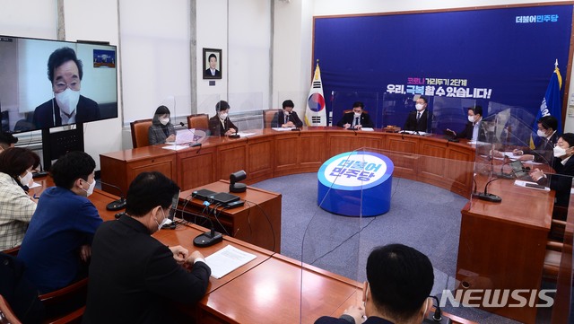 [서울=뉴시스] 최동준 기자 = 이낙연 더불어민주당 대표가 30일 오전 서울 여의도 국회에서 열린 최고위원회의에서 화상으로 참석해 발언하고 있다. (공동취재사진) 2020.11.30. photo@newsis.com