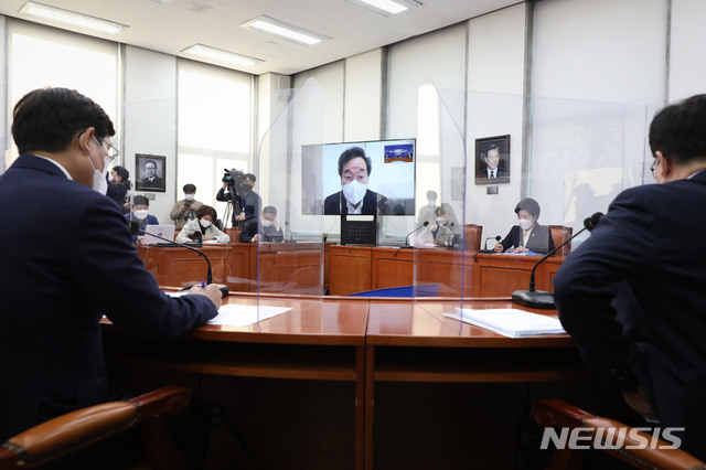 [서울=뉴시스] 김진아 기자 = 이낙연 더불어민주당 대표가 30일 오전 서울 여의도 국회에서 열린 최고위원회의에서 발언을 하고 있다. (공동취재사진) 2020.11.30. photo@newsis.com