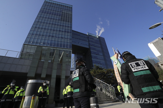 [서울=뉴시스]최진석 기자 = 윤석열 검찰총장의 직무배제에 대한 비공개 심문이 예정된 30일 서울 서초구 서울행정법원 앞에서 경찰병력이 대기하고 대기하고 있다. 2020.11.30. myjs@newsis.com