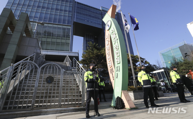 [서울=뉴시스]최진석 기자 = 윤석열 검찰총장의 직무배제에 대한 비공개 심문이 예정된 30일 서울 서초구 서울행정법원 앞에서 경찰병력이 대기하고 대기하고 있다. 2020.11.30. myjs@newsis.com