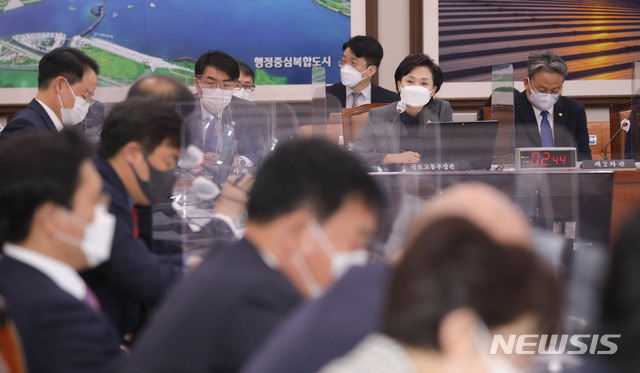 [서울=뉴시스] 김진아 기자 = 김현미 국토교통부 장관이 30일 오전 서울 여의도 국회에서 열린 국토교통위원회 전체회의에서 의원의 질의에 답하고 있다. (공동취재사진) 2020.11.30. photo@newsis.com