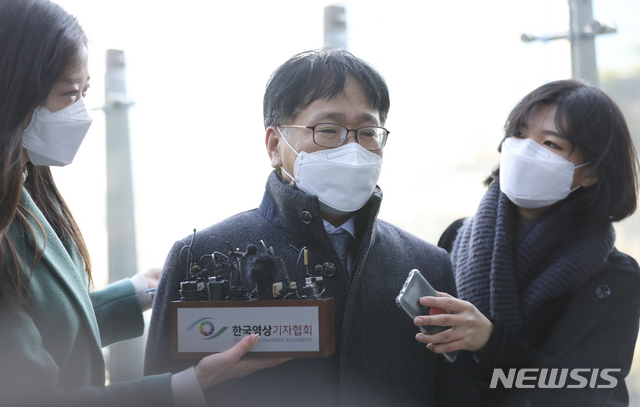 [서울=뉴시스]최진석 기자 = 법무부 측 추미애 장관의 법률 대리인인 이옥형 변호사가 30일 윤석열 검찰총장의 직무배제에 대한 비공개 심문이 예정된 서울 서초구 서울행정법원으로 들어가며 취재진의 질문에 답하고 있다. 2020.11.30. myjs@newsis.com