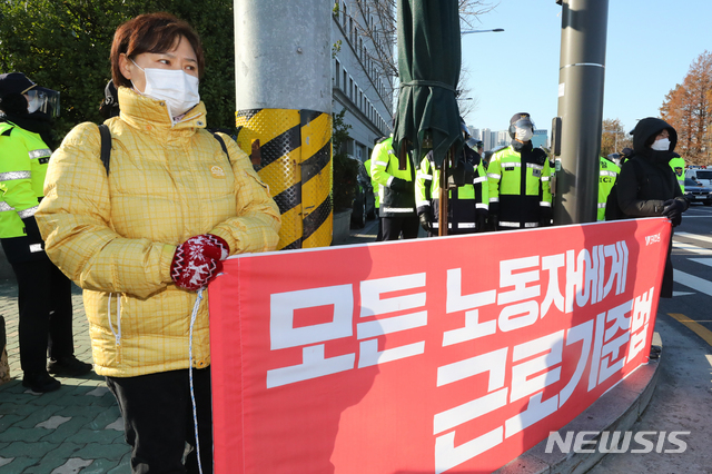 [서울=뉴시스]배훈식 기자 = 십수명의 경찰 인력이 30일 오전 서울 여의도 국회의사당 인근에서 노동개악 저지! 전태일3법 쟁취! 민주노총 집중행동에 나선 전국민주노동조합총연맹 조합원을 둘러싸 신종 코로나바이러스 감염증(코로나19) 확산 방지를 위한 사회적 거리두기 2단계 시행에 따른 10인 미만 집회의 취지를 무색하게 하고 있다. 2020.11.30. dahora83@newsis.com