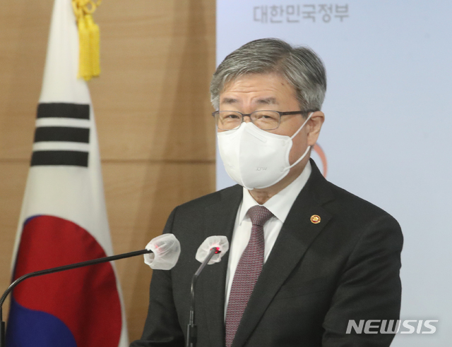 [서울=뉴시스]김명원 기자 = 이재갑 고용노동부 장관이 30일 오전 서울 종로구 정부서울청사 합동브리핑실에서 주 52시간제를 적용과 관련 브리핑을 하고 있다. 이날 이재갑 장관은 내년부터 종사자 50~299인 기업에 주 52시간제를 적용과 관련해 신종 코로나바이러스 감염증(코로나19)으로 직격탄을 입은 일부 업종을 중심으로 주 52시간제 도입 유예 주장이 끊이지 않고 있지만, 정부는 계획대로 시행하겠다는 방침이라고 밝혔다. 2020.11.30. kmx1105@newsis.com