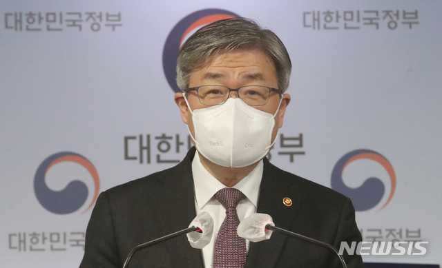 [서울=뉴시스]김명원 기자 = 이재갑 고용노동부 장관이 30일 오전 서울 종로구 정부서울청사 합동브리핑실에서 주 52시간제를 적용과 관련 브리핑을 하고 있다. 이날 이재갑 장관은 내년부터 종사자 50~299인 기업에 주 52시간제를 적용과 관련해 신종 코로나바이러스 감염증(코로나19)으로 직격탄을 입은 일부 업종을 중심으로 주 52시간제 도입 유예 주장이 끊이지 않고 있지만, 정부는 계획대로 시행하겠다는 방침이라고 밝혔다.&nbsp; 2020.11.30. kmx1105@newsis.com