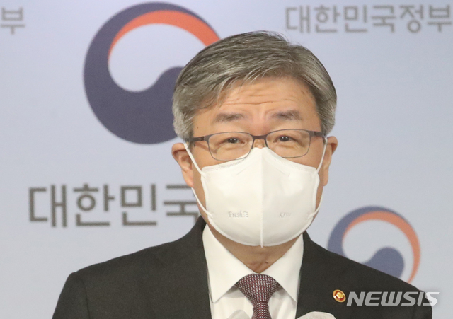 [서울=뉴시스]김명원 기자 = 이재갑 고용노동부 장관이 30일 오전 서울 종로구 정부서울청사 합동브리핑실에서 주 52시간제를 적용과 관련 브리핑을 하고 있다. 이날 이재갑 장관은 내년부터 종사자 50~299인 기업에 주 52시간제를 적용과 관련해 신종 코로나바이러스 감염증(코로나19)으로 직격탄을 입은 일부 업종을 중심으로 주 52시간제 도입 유예 주장이 끊이지 않고 있지만, 정부는 계획대로 시행하겠다는 방침이라고 밝혔다. 2020.11.30. kmx1105@newsis.com