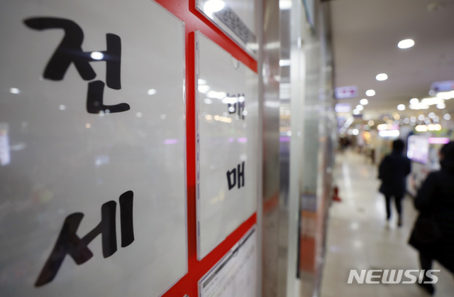 [서울=뉴시스] 고승민 기자 = KB국민은행이 발표한 월간 KB주택시장 동향에서 11월 서울 전세수급지수가 지난달보다 0.5포인트 상승한 192.3으로 나타난 30일 서울 잠실의 한 부동산 업체 모습. 전세수급지수는 부족한 전세공급의 정도를 나타내는 지수다. 2020.11.30. kkssmm99@newsis.com