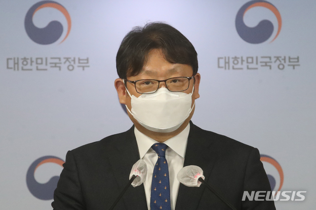 [서울=뉴시스]김명원 기자 = 권기섭 고용노동부 고용정책실장. 2020.11.30. kmx1105@newsis.com