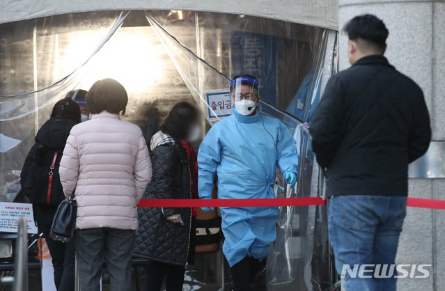 [서울=뉴시스] 조수정 기자 = 30일 서울 동작구 보건소 신종 코로나 바이러스 감염증(코로나19) 선별진료소를 찾은 시민들이 검사를 받기 위해 줄서 기다리고 있다. 2020.11.30.&nbsp; chocrystal@newsis.com