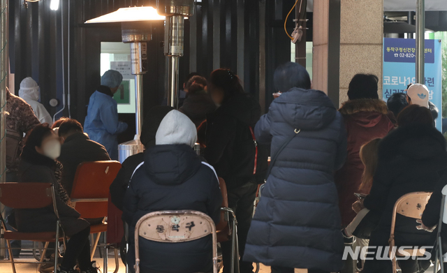 [서울=뉴시스] 조수정 기자 = 지난 30일 서울 동작구 보건소 신종 코로나 바이러스 감염증(코로나19) 선별진료소를 찾은 시민들이 검사를 받기 위해 대기하고 있다. 이날 0시 기준 신규 확진자는 438명이다. 2020.11.30. chocrystal@newsis.com