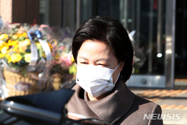 [과천=뉴시스] 박주성 기자 = 추미애 법무부 장관이 30일 오전 경기도 정부과천청사 법무부를 나서고 있다. 2020.11.30. park7691@newsis.com