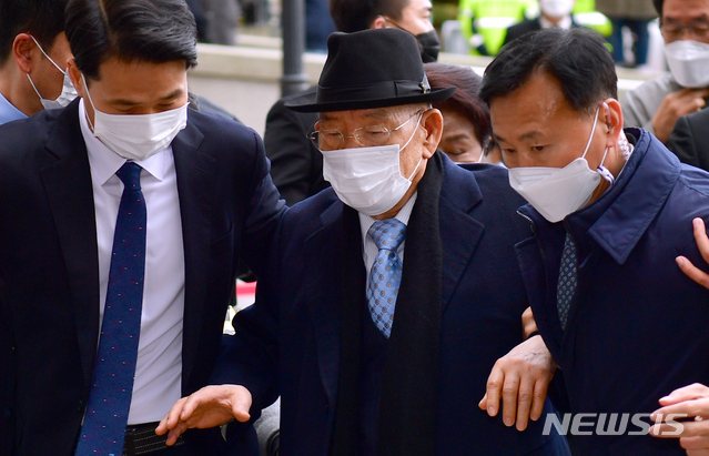 [광주=뉴시스] 류형근 기자 = 전두환씨가 5·18 헬기 사격을 목격한 고(故) 조비오 신부의 명예를 훼손한 혐의의 재판을 받기 위해 30일 오후 광주 동구 광주지방법원 법정동으로 들어가고 있다. 2020.11.30. hgryu77@newsis.com