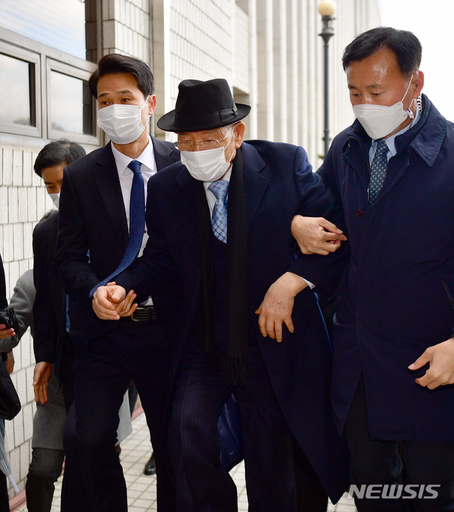 [광주=뉴시스] 류형근 기자 = 전두환씨가 5·18 헬기 사격을 목격한 고(故) 조비오 신부의 명예를 훼손한 혐의의 재판을 받기 위해 30일 오후 광주 동구 광주지방법원 법정동으로 들어가고 있다. 2020.11.30. hgryu77@newsis.com