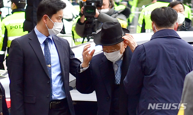 [광주=뉴시스] 류형근 기자 = 전두환씨가 5·18 헬기 사격을 목격한 고(故) 조비오 신부의 명예를 훼손한 혐의의 재판을 받기 위해 30일 오후 광주 동구 광주지방법원 법정동으로 들어가고 있다. 2020.11.30. hgryu77@newsis.com