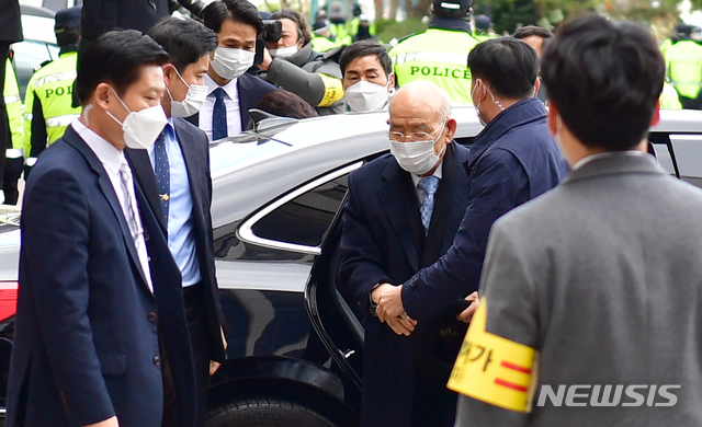 [광주=뉴시스] 류형근 기자 = 전두환씨가 5·18 헬기 사격을 목격한 고(故) 조비오 신부의 명예를 훼손한 혐의의 재판을 받기 위해 30일 오후 광주 동구 광주지방법원 법정동으로 들어가고 있다. 2020.11.30. hgryu77@newsis.com