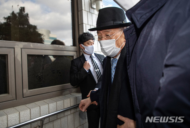 [광주=뉴시스] 류형근 기자 = 전두환씨가 5·18 헬기 사격을 목격한 고(故) 조비오 신부의 명예를 훼손한 혐의 재판을 받기 위해 30일 광주 동구 광주지방법원 법정동으로 들어가고 있다. (공동취재사진) 2020.11.30. photo@newsis.com