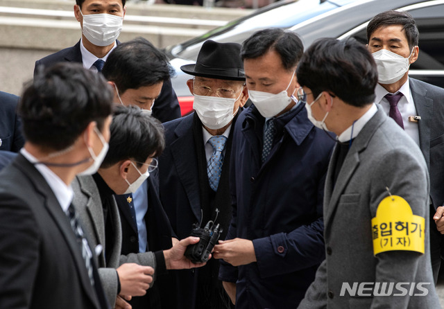 [광주=뉴시스] 류형근 기자 = 전두환씨가 5·18 헬기 사격을 목격한 고(故) 조비오 신부의 명예를 훼손한 혐의 재판을 받기 위해 30일 광주 동구 광주지방법원 법정동으로 들어가고 있다. (공동취재사진) 2020.11.30. photo@newsis.com