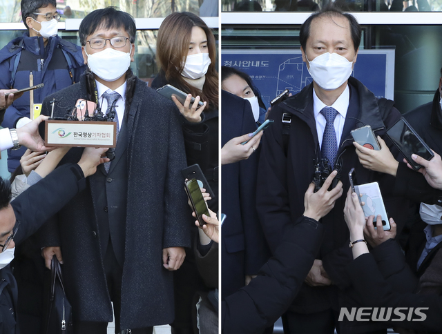 [서울=뉴시스]최진석 기자 = 법무부 측 추미애 장관의 법률 대리인인 이옥형(왼쪽) 변호사와 윤석열 검찰총장 측 법률 대리인 이완규 변호사가 30일 서울 서초구 서울행정법원 앞에서 윤석열 검찰총장의 직무배제에 대한 비공개 심문을 마친 뒤 각각발언을 하고 있다. 2020.11.30. myjs@newsis.com 