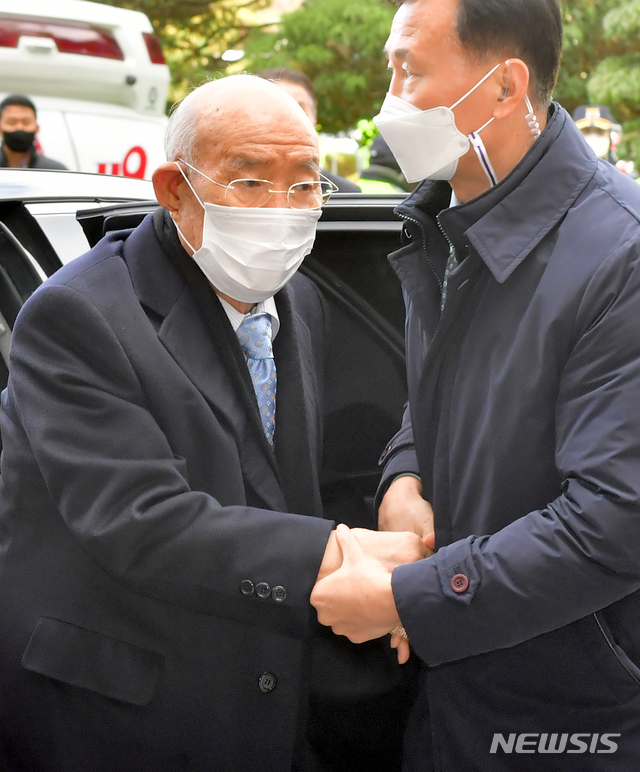 [광주=뉴시스] 류형근 기자 = 전두환씨가 5·18 헬기 사격을 목격한 고(故) 조비오 신부의 명예를 훼손한 혐의의 재판을 받기 위해 30일 오후 광주 동구 광주지방법원 법정동으로 들어가고 있다. (공동취재사진) 2020.11.30. photo@newsis.com