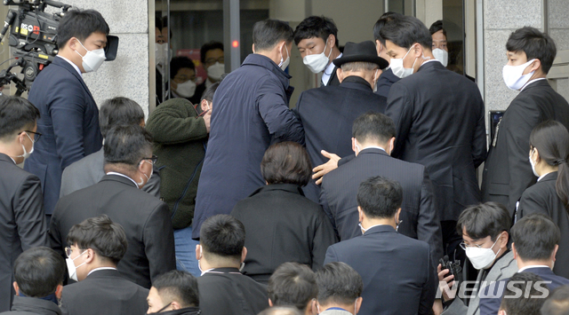 [광주=뉴시스] 류형근 기자 = 전두환씨가 5·18 헬기 사격을 목격한 고(故) 조비오 신부의 명예를 훼손한 혐의의 재판을 받기 위해 30일 오후 광주 동구 광주지방법원 법정동으로 들어가고 있다. (공동취재사진) 2020.11.30. photo@newsis.com