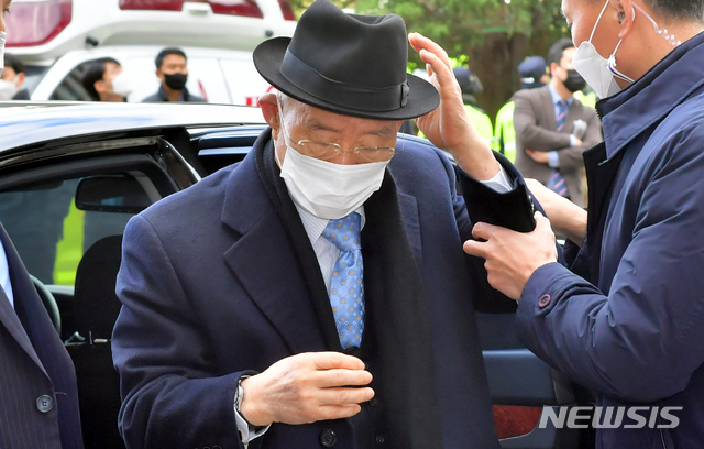 [광주=뉴시스] 류형근 기자 = 전두환씨가 5·18 헬기 사격을 목격한 고(故) 조비오 신부의 명예를 훼손한 혐의의 재판을 받기 위해 30일 오후 광주 동구 광주지방법원 법정동으로 들어가고 있다. (공동취재사진) 2020.11.30. photo@newsis.com