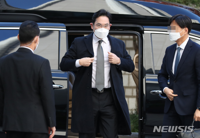 [서울=뉴시스] 고승민 기자 = 이재용 삼성전자 부회장이 30일 서울고등법원에서 열린 국정농단 파기환송심 7차 공판기일에 출석하고 있다. 2020.11.30. kkssmm99@newsis.com