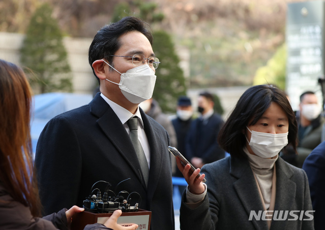 [서울=뉴시스] 고승민 기자 = 이재용 삼성전자 부회장이 30일 서울고등법원에서 열린 국정농단 파기환송심 7차 공판기일에 출석하고 있다. 2020.11.30. kkssmm99@newsis.com