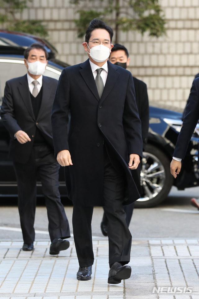 [서울=뉴시스] 고승민 기자 = 이재용 삼성전자 부회장이 30일 서울고등법원에서 열린 국정농단 파기환송심 7차 공판기일에 출석하고 있다. 2020.11.30. kkssmm99@newsis.com