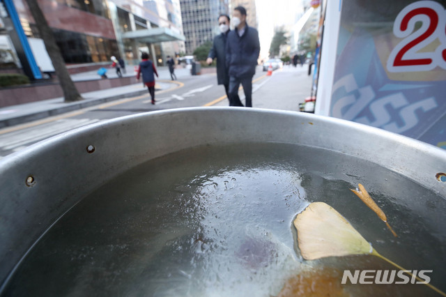 [서울=뉴시스]김병문 기자 = 전국적으로 영하권 초겨울 날씨를 보이는 지난달 30일 오후 서울 중구 한 식당 앞 양동이에 담긴 물이 얼어 있다. 2020.11.30. dadazon@newsis.com