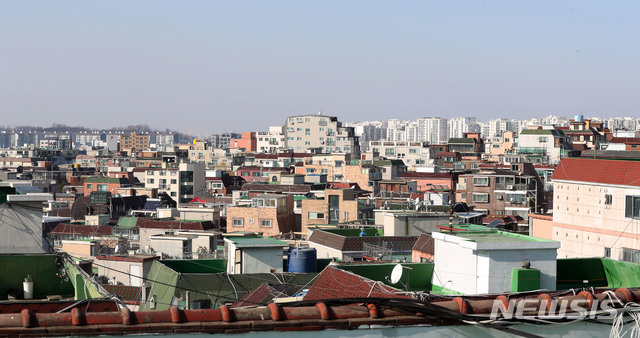 [서울=뉴시스]홍효식 기자 = 서울에서 3개월째 다세대·연립주택 거래량이 아파트 거래를 웃도는 기현상이 지속되고 있는 30일 서울의 다세대·연립주택 밀집 지역의 모습. 2020.11.30. yesphoto@newsis.com