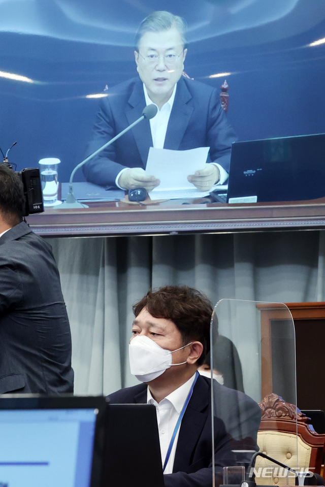 [서울=뉴시스]박영태 기자 = 최재성 정무수석이 30일 오후 청와대에서 열린 수석·보좌관회의에 참석해 문재인 대통령의 발언을 듣고 있다. 2020.11.30. since1999@newsis.com