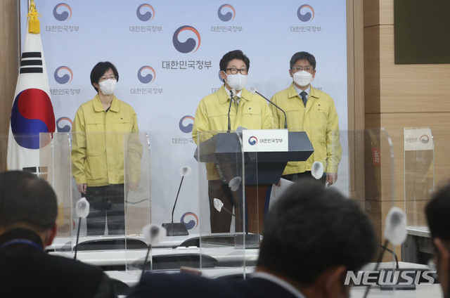 [서울=뉴시스]김명원 기자 = 조명래 환경부 장관이 30일 서울 종로구 정부서울청사 별관 브리핑룸에서 제2차 미세먼지 계절 관리제 관련 브리핑을 하고 있다. 이날 조명래 장관은 '국민 여러분께 드리는 말씀'에서 미세먼지 계절관리제는 정부와 공공부문의 길행과 더불어 국민 여러분의 이해와 지지, 그리고 참여가 뒷받침되어야 성공할 수 있다'며 동참을 호소했다. 2020.11.30. kmx1105@newsis.com