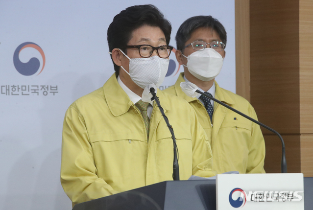 [서울=뉴시스]김명원 기자 = 조명래 환경부 장관이 30일 서울 종로구 정부서울청사 별관 브리핑룸에서 제2차 미세먼지 계절 관리제 관련 브리핑을 하고 있다. 이날 조명래 장관은 '국민 여러분께 드리는 말씀'에서 미세먼지 계절관리제는 정부와 공공부문의 길행과 더불어 국민 여러분의 이해와 지지, 그리고 참여가 뒷받침되어야 성공할 수 있다'며 동참을 호소했다. 2020.11.30. kmx1105@newsis.com