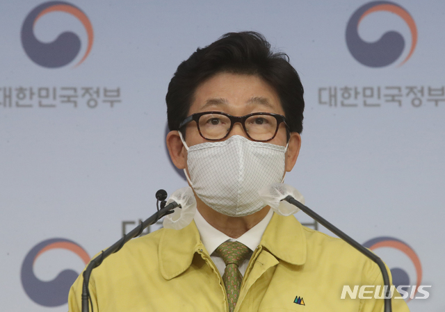 [서울=뉴시스]김명원 기자 = 조명래 환경부 장관이 30일 서울 종로구 정부서울청사 별관 브리핑룸에서 제2차 미세먼지 계절 관리제 관련 브리핑을 하고 있다. 이날 조명래 장관은 '국민 여러분께 드리는 말씀'에서 미세먼지 계절관리제는 정부와 공공부문의 길행과 더불어 국민 여러분의 이해와 지지, 그리고 참여가 뒷받침되어야 성공할 수 있다'며 동참을 호소했다. 2020.11.30. kmx1105@newsis.com