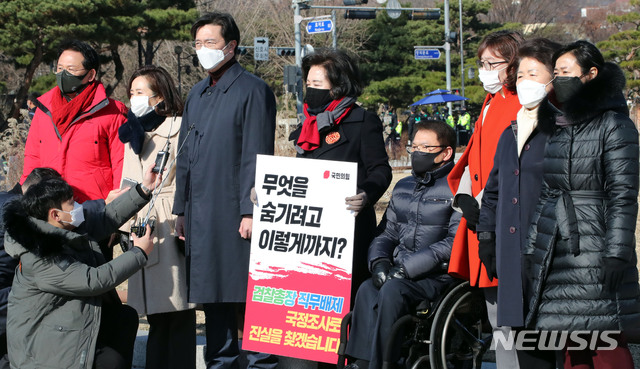 [서울=뉴시스] 국회사진기자단 = 청와대 분수대 앞에서 1인시위을 이어가고 있는 국민의힘 초선 의원들이 30일 추미애 법무부 장관과 윤석열 검찰총장의 갈등에 대한 문재인 대통령의 입장표명을 요구하는 기자회견을 하고 있다. 왼쪽부터 윤두현, 전주현, 강민국, 조명희, 이종성, 양금희, 서정숙, 황보승희 의원. 2020.11.30. photo@newsis.com