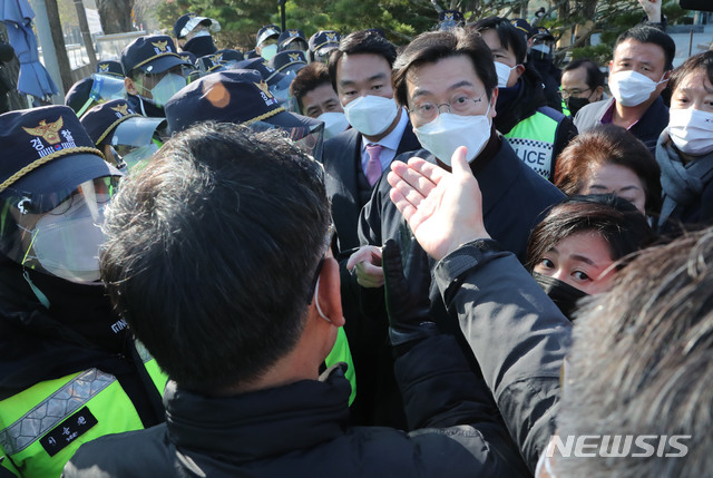[서울=뉴시스] 국회사진기자단 = 추미애 법무부 장관과 윤석열 검찰총장의 갈등에 대한 문재인 대통령의 입장표명을 요구하며 국민의힘 초선의원들이 청와대 분수대 앞에서 1인시위을 이어가고 있는 가운데 30일 황보승희, 강민국, 정희용 의원 등이 질의서를 전달하기 위해 청와대로 향하자 경찰이 제지하고 있다. 2020.11.30. photo@newsis.com