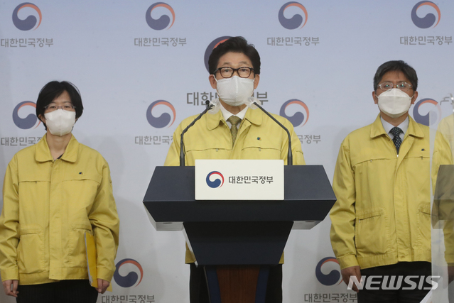 [서울=뉴시스]김명원 기자 = 조명래 환경부 장관이 30일 서울 종로구 정부서울청사 별관 브리핑룸에서 제2차 미세먼지 계절 관리제 관련 브리핑을 하고 있다. 이날 조명래 장관은 '국민 여러분께 드리는 말씀'에서 미세먼지 계절관리제는 정부와 공공부문의 길행과 더불어 국민 여러분의 이해와 지지, 그리고 참여가 뒷받침되어야 성공할 수 있다'며 동참을 호소했다. 2020.11.30. kmx1105@newsis.com