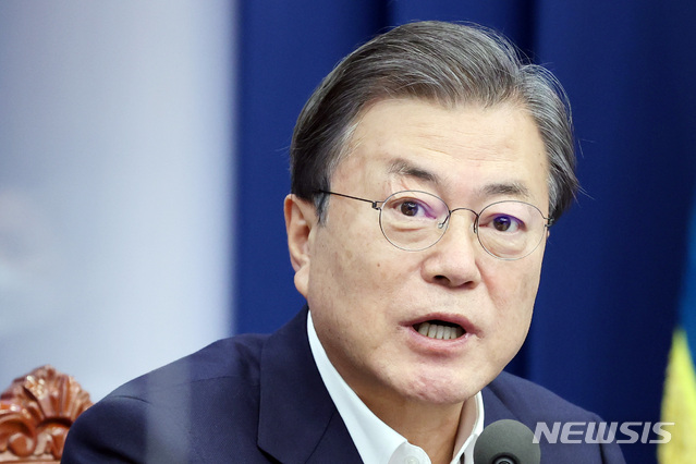 [서울=뉴시스]박영태 기자 = 문재인 대통령이 30일 오후 청와대에서 열린 수석·보좌관회의에 참석해 발언하고 있다. 2020.11.30. since1999@newsis.com