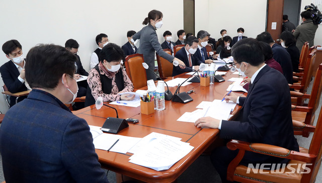 [서울=뉴시스] 김진아 기자 = 30일 오후 서울 여의도 국회에서 열린 기획재정위원회 예산결산기금소위에서 기동민 소위원장이 회의를 주재하고 있다. (공동취재사진) 2020.11.30. photo@newsis.com