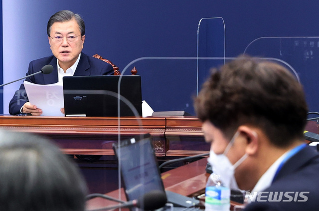 [서울=뉴시스]박영태 기자 = 문재인 대통령이 30일 오후 청와대에서 열린 수석·보좌관회의에 참석해 발언하고 있다. 오른쪽은 조기축구 참석 논란이 일고 있는 최재성 정무수석. 2020.11.30. since1999@newsis.com