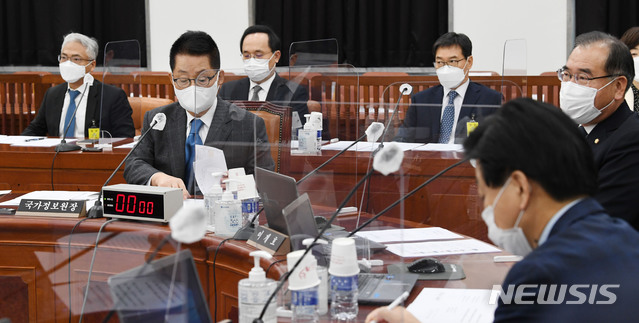 [서울=뉴시스] 김진아 기자 = 박지원 국가정보원장이 30일 서울 여의도 국회에서 열린 정보위원회 전체회의에 출석, 관련 자료를 살펴보고 있다. (공동취재사진) 2020.11.30. photo@newsis.com