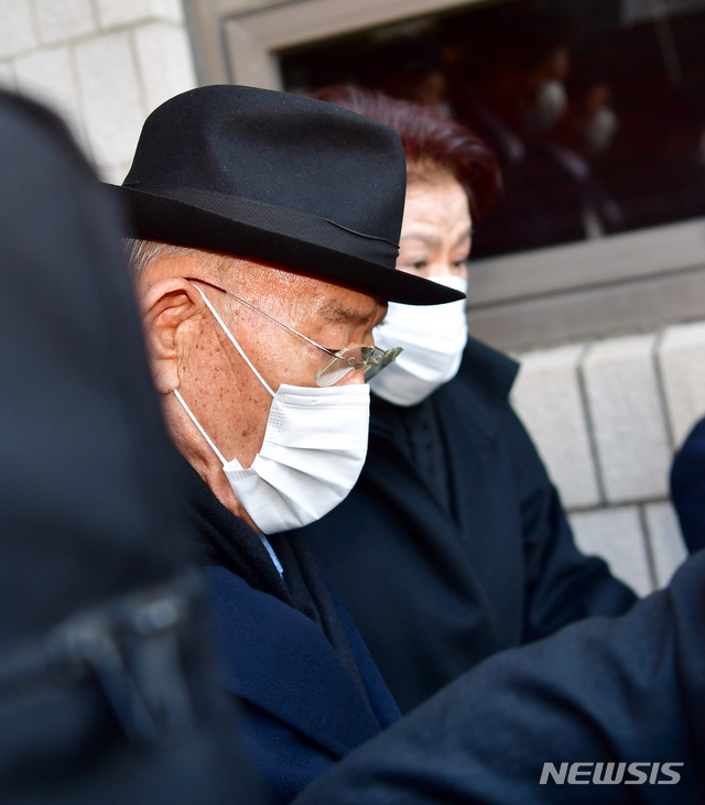 [광주=뉴시스] 류형근 기자 = 전두환씨가 5·18 헬기 사격을 목격한 고(故) 조비오 신부의 명예를 훼손한 혐의의 재판을 받고 30일 오후 광주 동구 광주지방법원을 나가고 있다. 2020.11.30.hgryu77@newsis.com