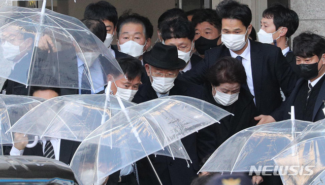 [광주=뉴시스] 류형근 기자 = 전두환씨가 30일 광주 동구 광주지방법원에서 5·18 헬기 사격을 목격한 고(故) 조비오 신부의 명예를 훼손한 혐의와 관련 1심을 통해 징역 8월 집행유예 2년을 선고 받은 후 법정을 나서고 있다. (공동취재사진) 2020.11.30. photo@newsis.com